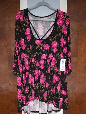 NWT SIZE 3 Torrid Super Soft Black Babydoll Top with Pink & Gold Floral Print